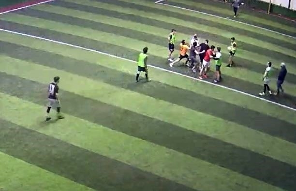 Faul sonrası halı saha boks ringine döndü