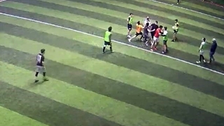 Faul sonrası halı saha boks ringine döndü