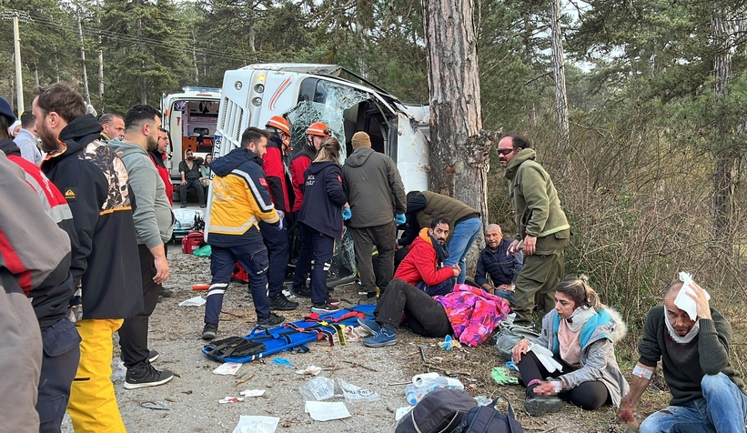 Feci kaza: Freni boşalan minibüs devrildi 14 yaralı