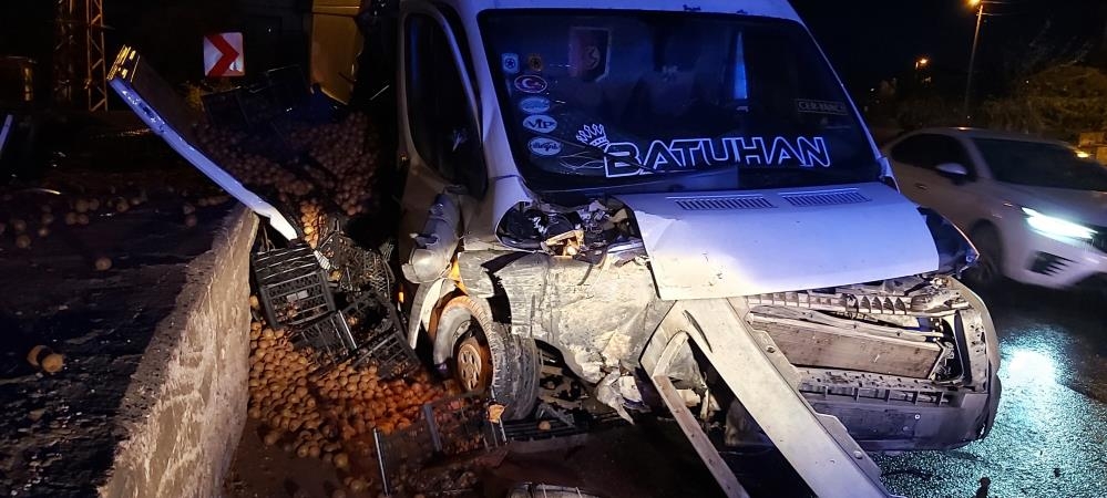 Feci kaza kiviler yola saçıldı