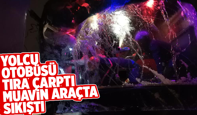 Feci kazada muavin araçta sıkıştı