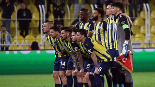 Fenerbahçe taraftarı yıldız futbolcuyu sildi: Topu her ayağına aldığında ıslıklandı
