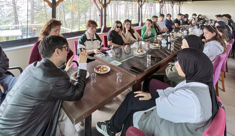 Ferizli MYO öğrencileri mobil fotoğrafçılık sergisine hazırlar