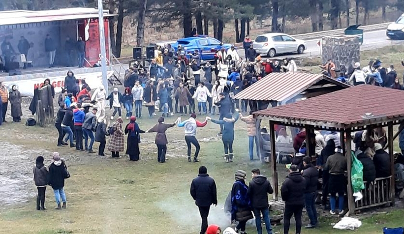 Festivalde bir ton hamsi tüketildi