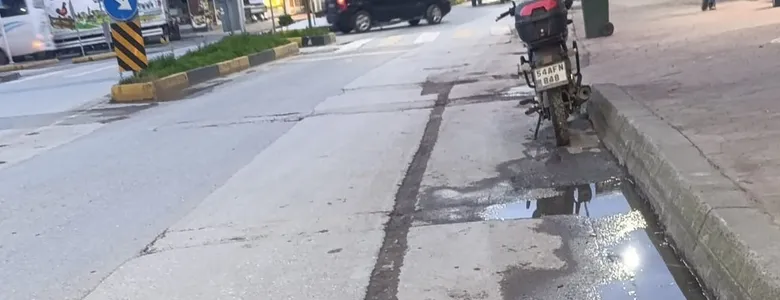 Fiber çalışması sonrası oluşan çukur motosikletliyi düşürdü