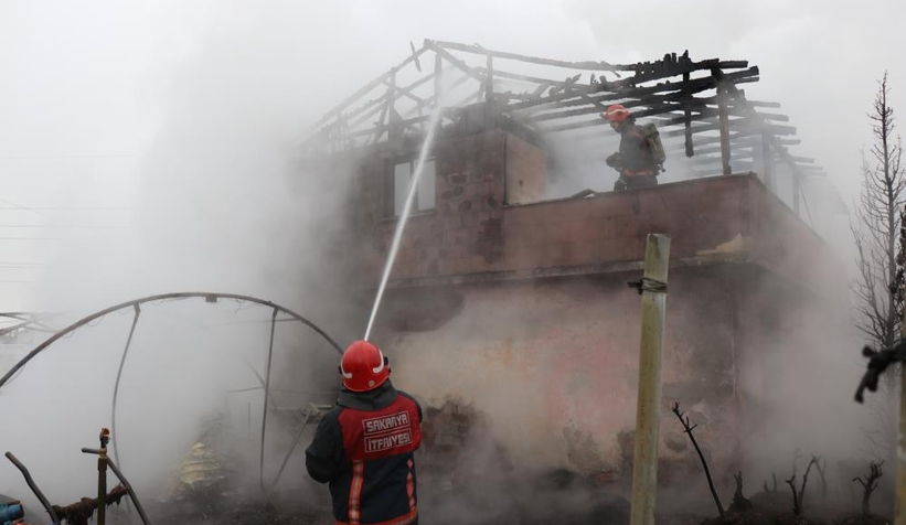 Fidanlıktaki depo alev alev yandı
