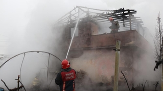 Fidanlıktaki depo alev alev yandı