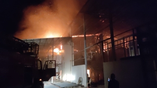 Fındık fabrikası alevlere teslim oldu