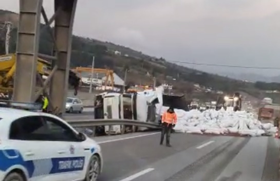 Fındık kabukları yola saçıldı