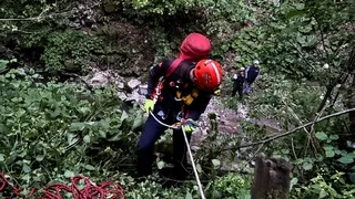 Fındıklıkta uçuruma düşen adamın cansız bedeni böyle çıkarıldı