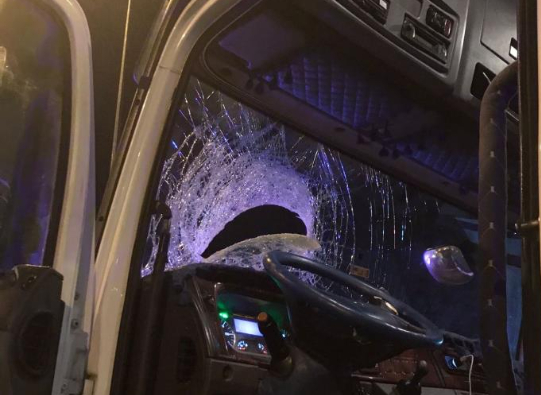 Fırlayan balata başka aracın camından girdi