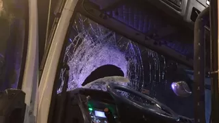 Fırlayan balata başka aracın camından girdi