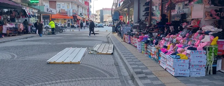 Fırtına Akyazı'da çatıları uçurdu