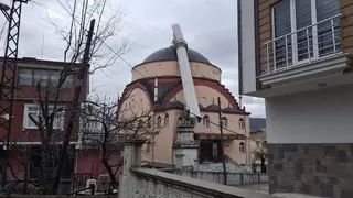 Fırtına caminin minaresini yıktı