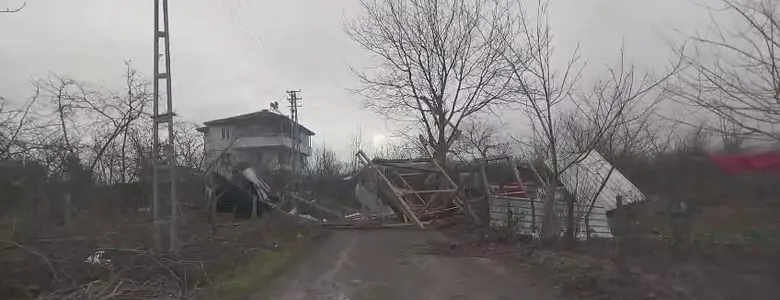 Fırtına Hendek'i vurdu