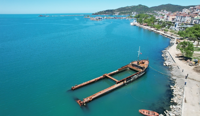 Fırtınada ikiye bölünen geminin söküm işlemleri sürüyor