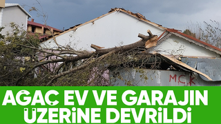 Fırtınaya dayanamadı ev ve garajın üzerine devrildi
