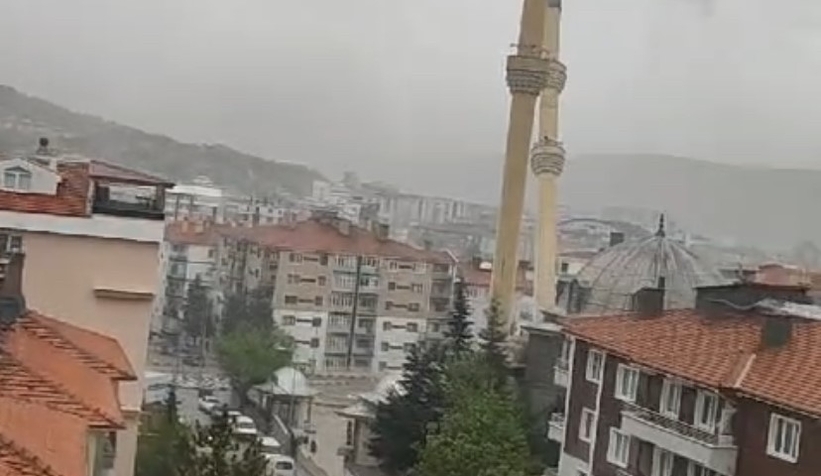 Fırtınaya dayanamayan cami minaresi böyle yıkıldı