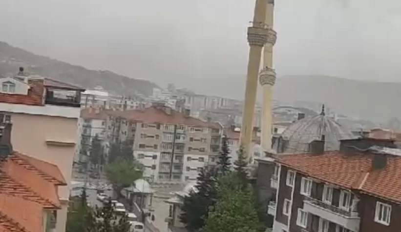 Fırtınaya dayanamayan cami minaresi böyle yıkıldı