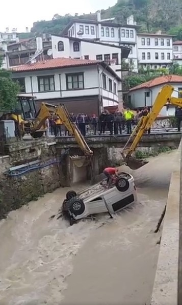 Fren yerine gaza basınca dereye uçtu