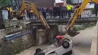 Fren yerine gaza basınca dereye uçtu