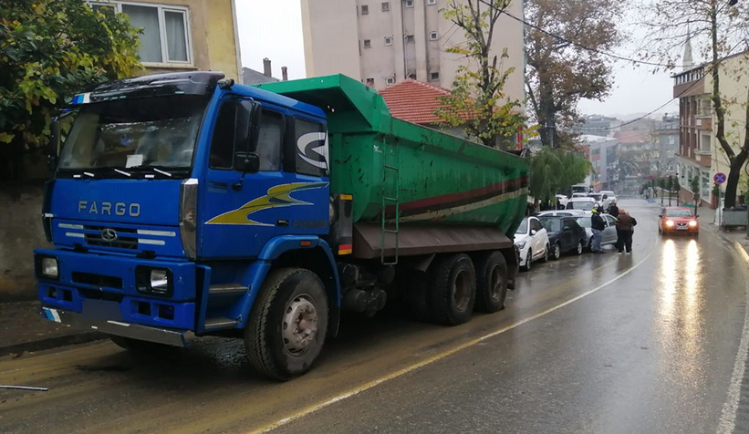 Freni boşalan kamyon, 6 aracı biçti