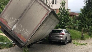 Freni boşalan kamyon aracın üzerine devrildi