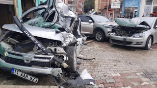 Freni boşalan kamyon dehşet saçtı