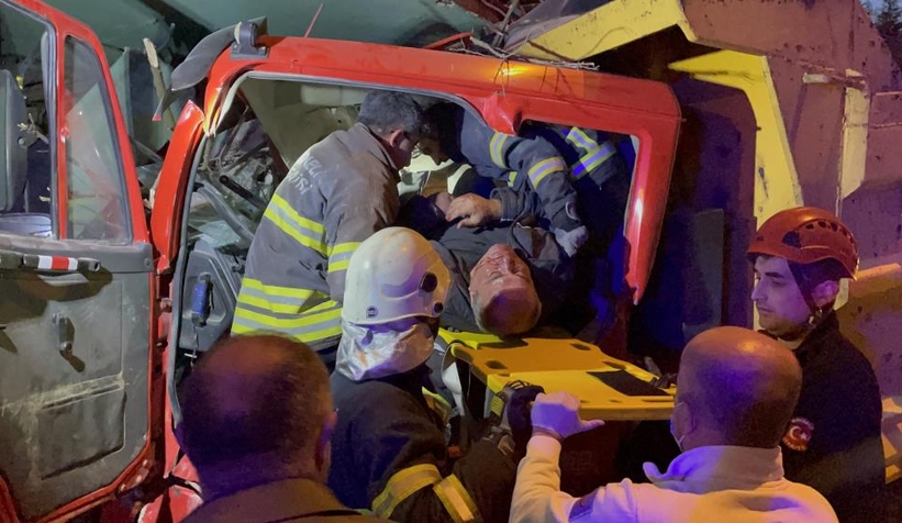  Freni boşalan kamyon istinat duvarına çarptı: 2 yaralı