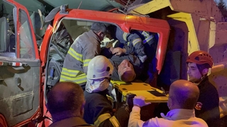  Freni boşalan kamyon istinat duvarına çarptı: 2 yaralı