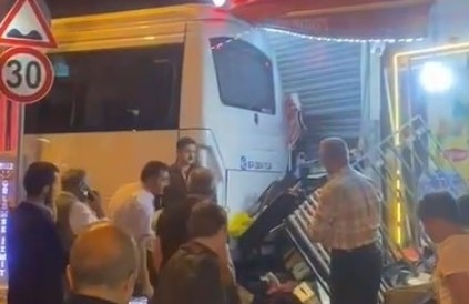 Freni boşalan servis midibüsü markete daldı