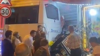 Freni boşalan servis midibüsü markete daldı