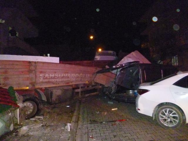 Freni boşalan tır dehşet saçtı