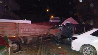 Freni boşalan tır dehşet saçtı