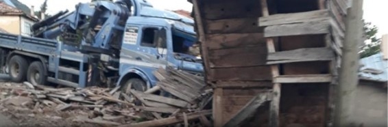 Freni boşalan vinç dehşet saçtı