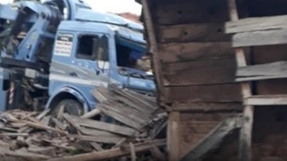 Freni boşalan vinç dehşet saçtı