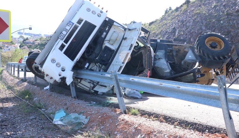Freni tutmayan çekici, üzerindeki iş makinesiyle birlikte devrildi