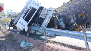 Freni tutmayan çekici, üzerindeki iş makinesiyle birlikte devrildi