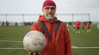 Futbolcu maaşları için karısının ve kız kardeşinin bileziklerini sattı