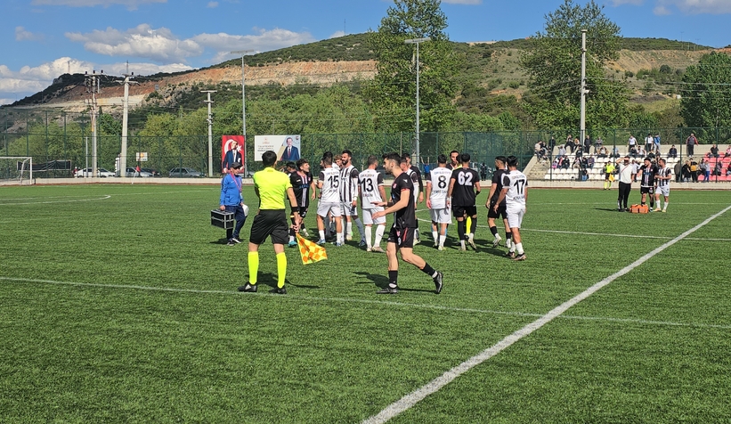 Futbolcular tekme tokat birbirine girdi