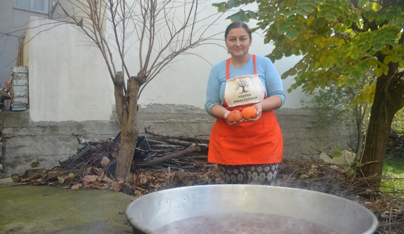 1 asırdır aynı yöntemle hurma pekmezi yapılıyor