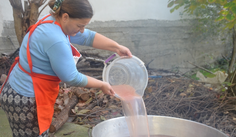 1 asırdır aynı yöntemle hurma pekmezi yapılıyor