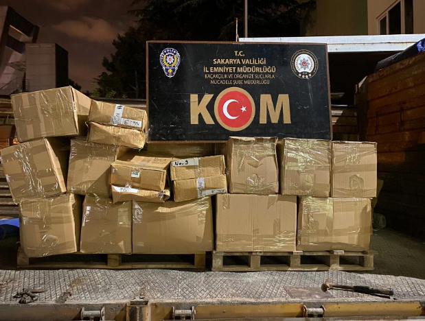 1 ton 440 kilo kaçak nargile tütünü ile yakalandılar