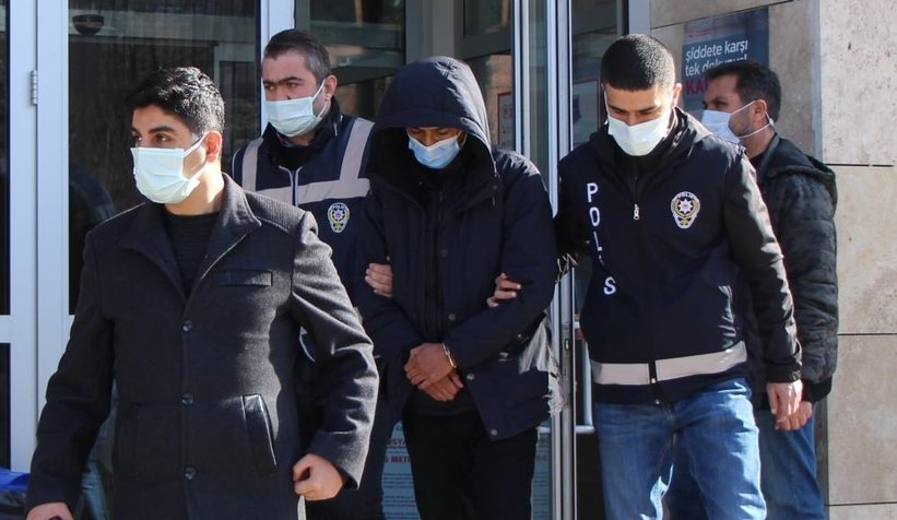 Ağlaya ağlaya ceza evine gitti