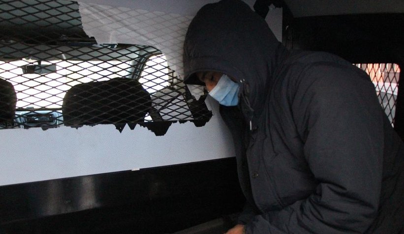 Ağlaya ağlaya ceza evine gitti