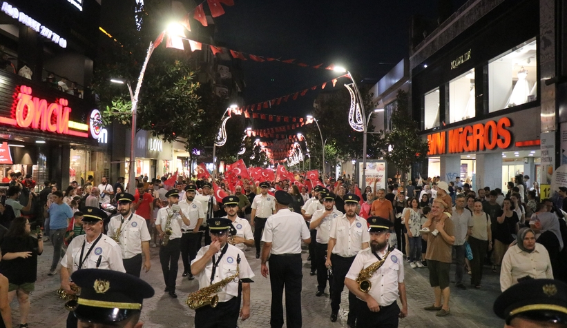 100 metre uzunluğundaki Türk bayrağıyla fener alayı düzenlendi