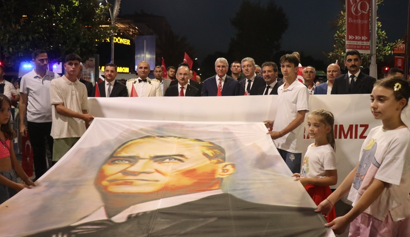 100 metre uzunluğundaki Türk bayrağıyla fener alayı düzenlendi