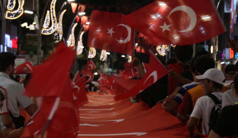 100 metre uzunluğundaki Türk bayrağıyla fener alayı düzenlendi