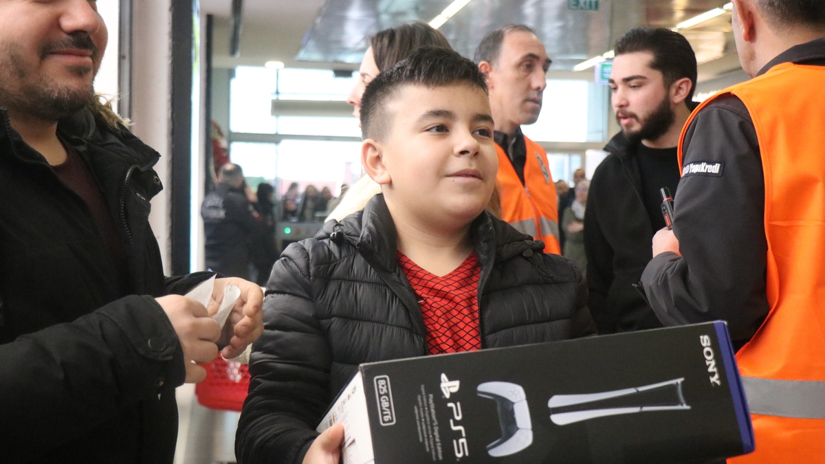 1000 liralık hediye çeki için geceden çadır kurup sıraya girdiler