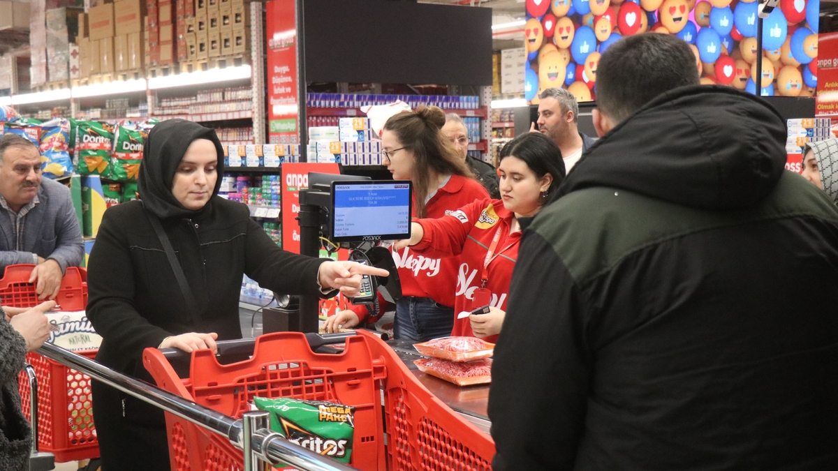 1000 liralık hediye çeki için geceden çadır kurup sıraya girdiler